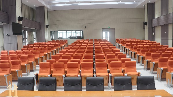 鴻凱家具|選擇禮堂椅應(yīng)該注意哪些事項？