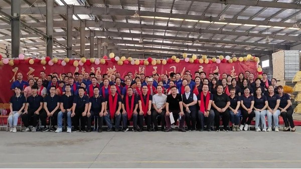 鴻凱家具舉辦“不忘初心傳幫帶，攜手同行贏未來”主題聯(lián)誼活動