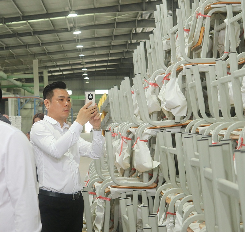 參觀課桌椅工廠