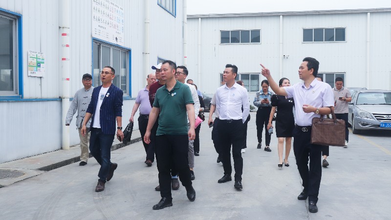 參觀上床下桌鐵架床工廠